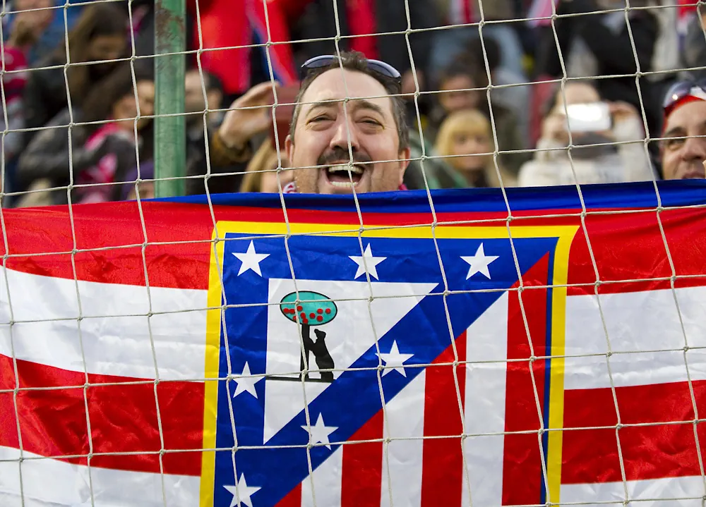 Atlético Madrid-supporter med flagga