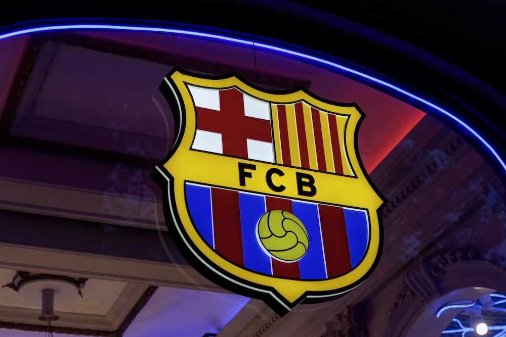 FC Barcelonas logotyp utanför klubbens officiella butik