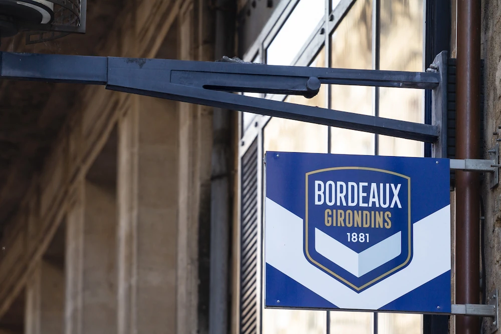 Girondins de Bordeauxs klubbmärke på skylt