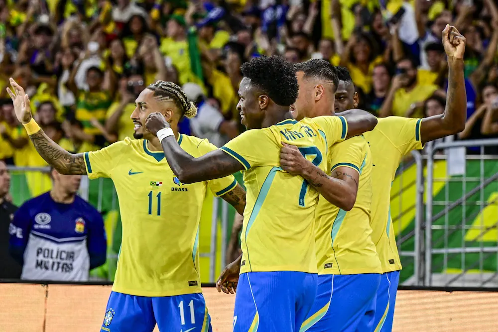 Brasilianska spelare firar ett mål