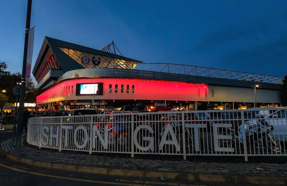 Utanför Bristol City FC:s hemmaarena Ashton Gate en mörk kväll