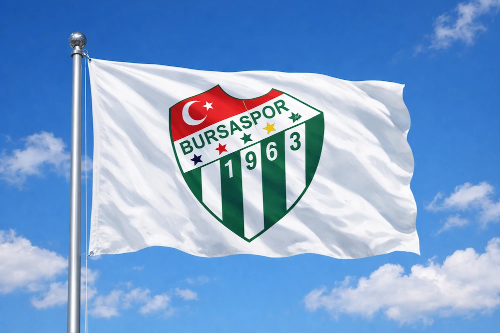 Bursaspors flagga som vajar med blå himmel i bakgrunden