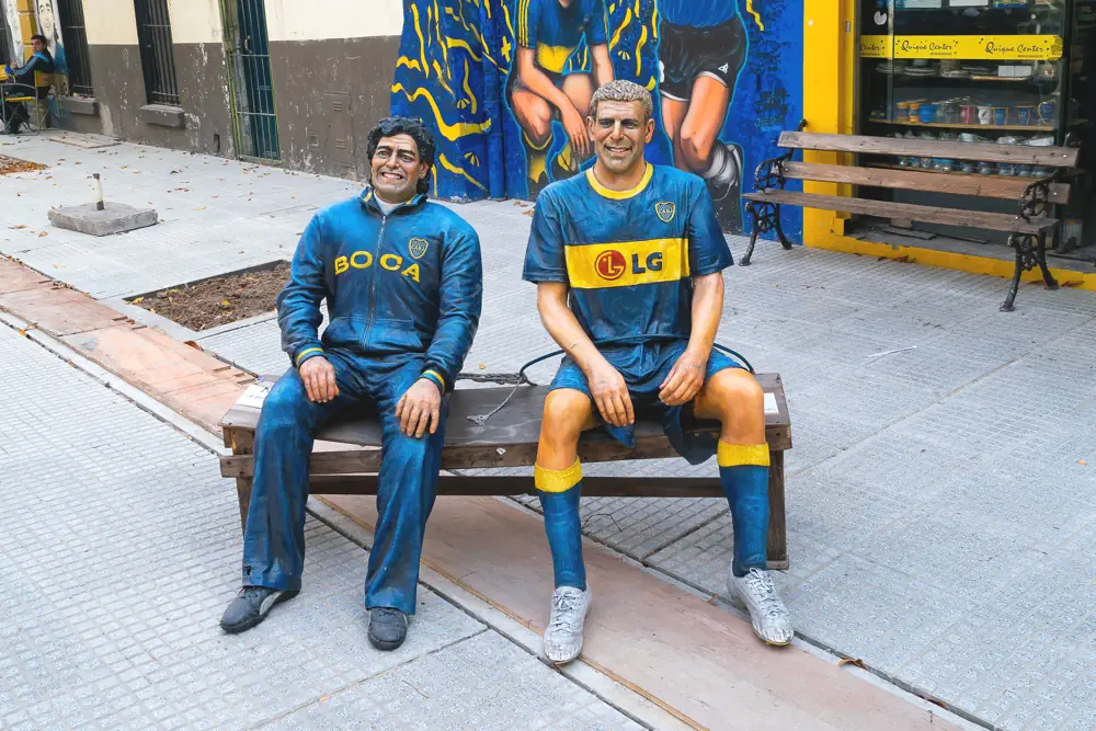 Martín Palermo och Diego Maradona staty utanför La Bombonera stadion