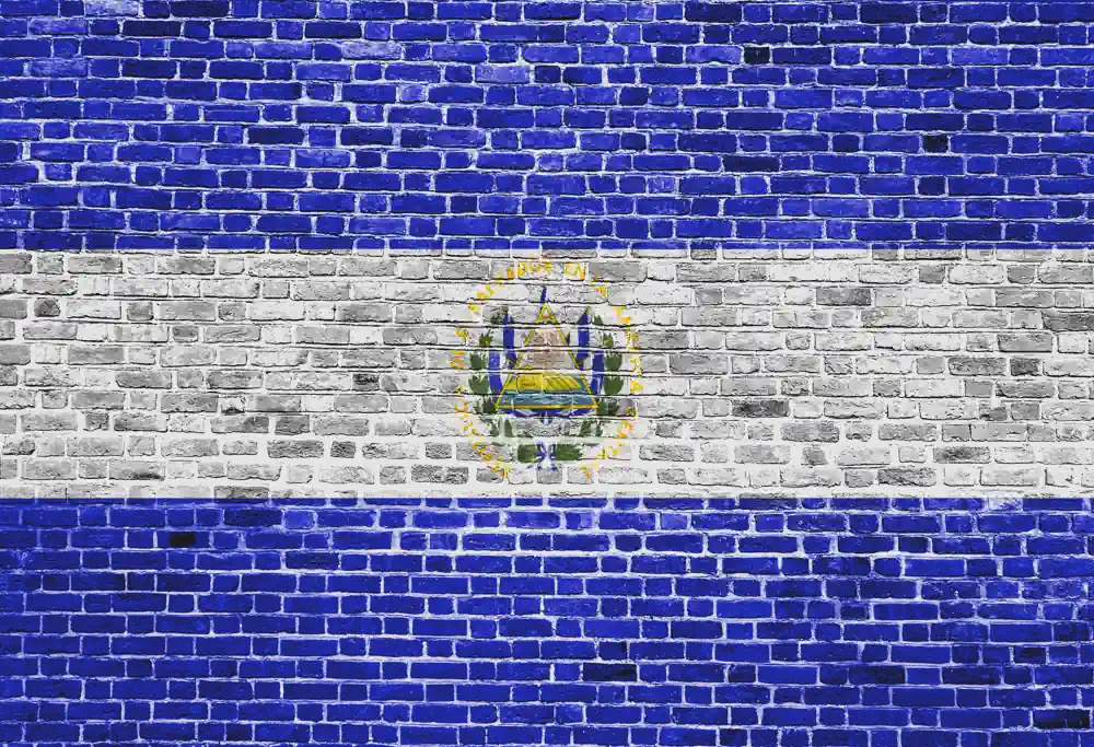El Salvadors flagga målad på en vägg