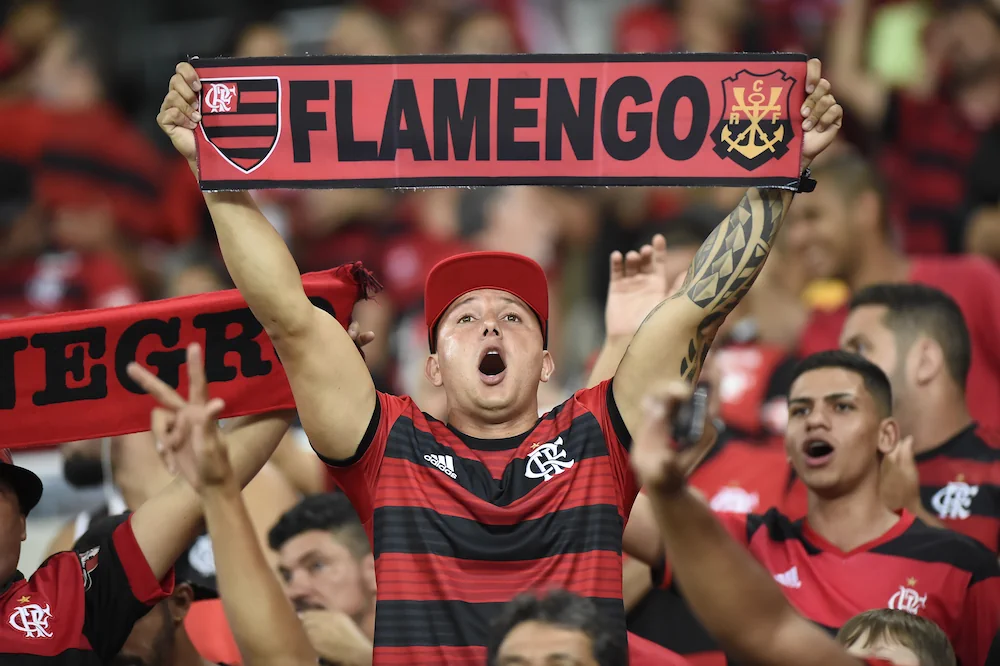 Flamengo-supporter som håller upp en halsduk under en match