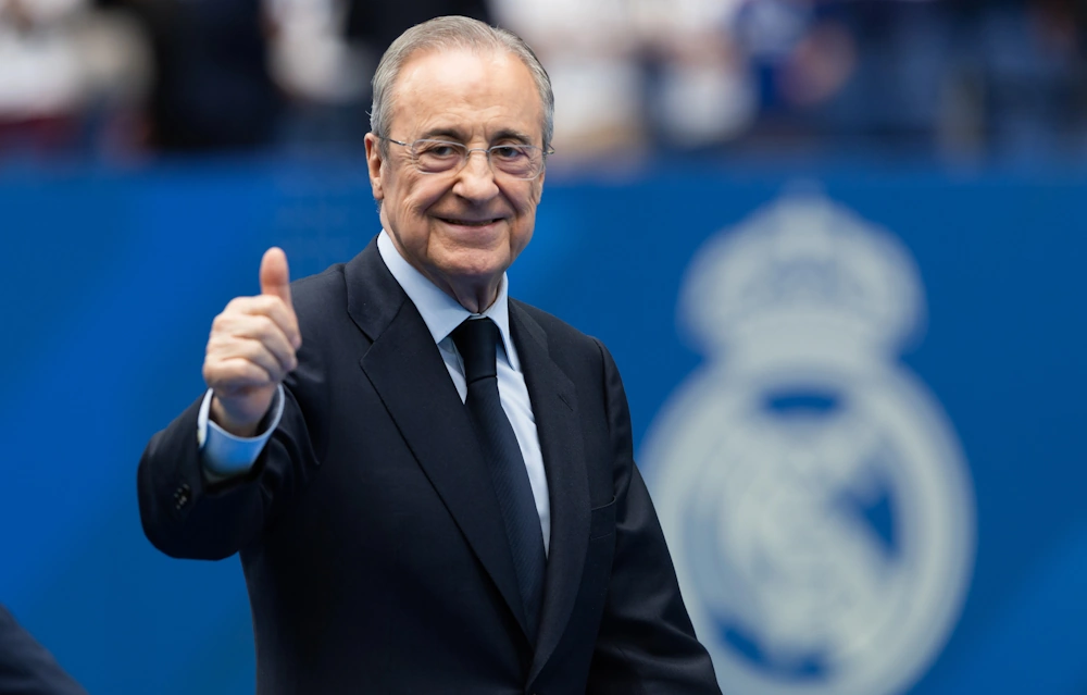 Florentino Perez som visar tummen upp