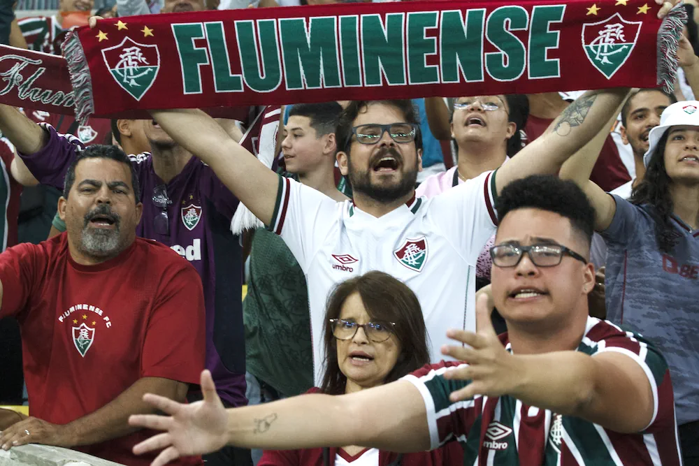 Fluminense-supporter som håller upp en halsduk
