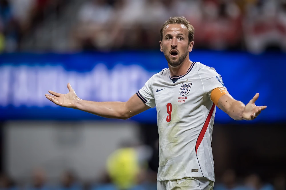 Harry Kane, England slår ut med armarna