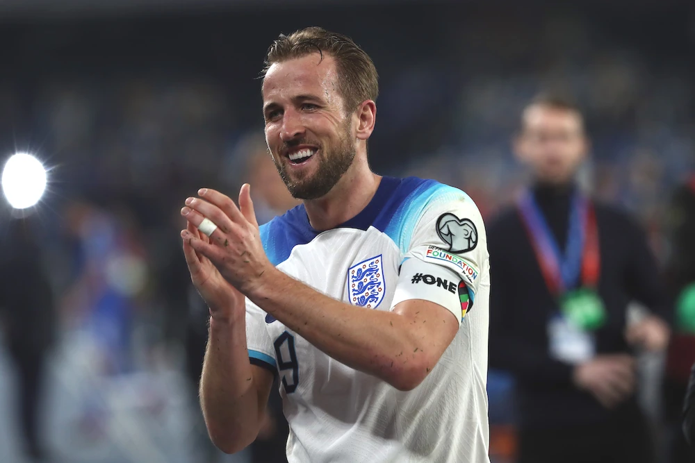 Harry Kane klappar händerna