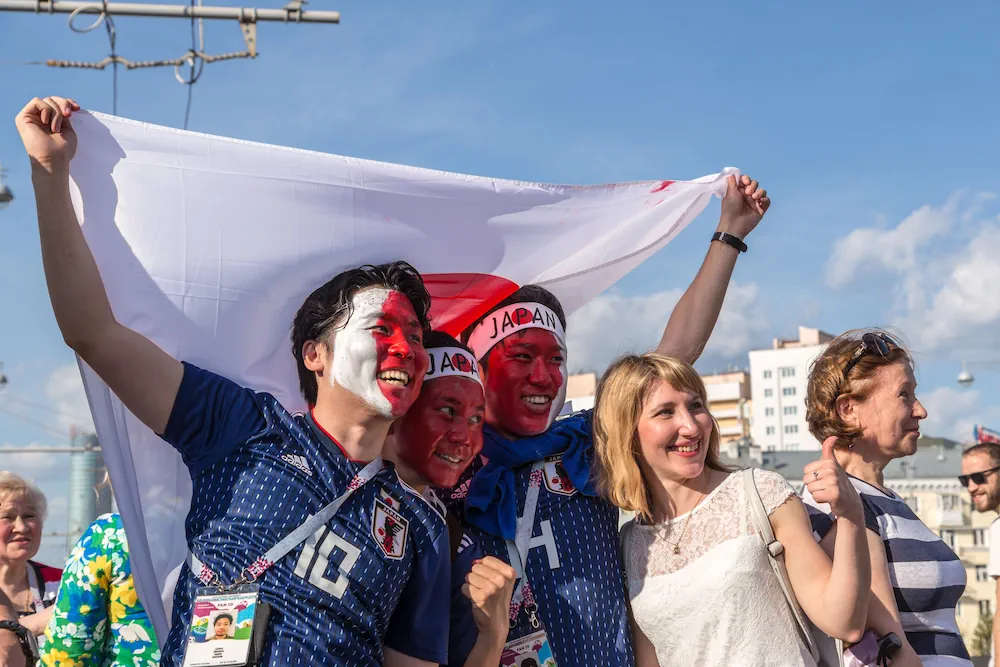 Japanska fotbollssupportrar före en match
