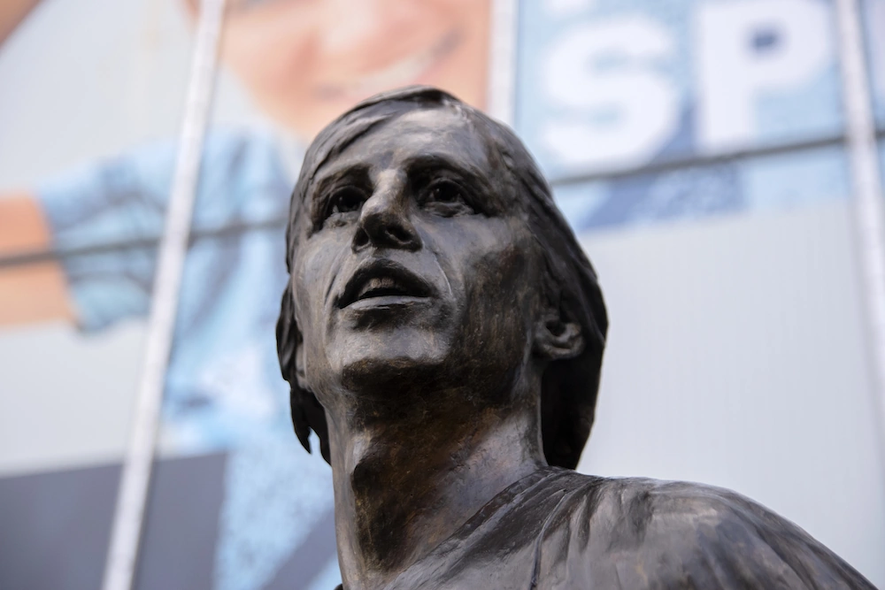 Staty föreställande Johan Cruyffs huvud