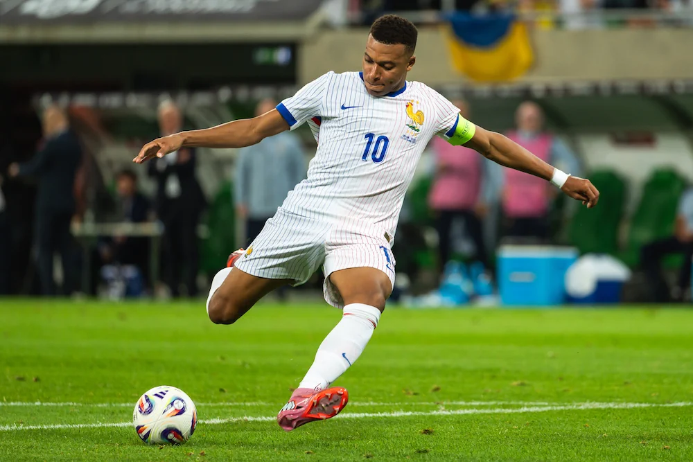 Kylian Mbappé skickar iväg ett skott