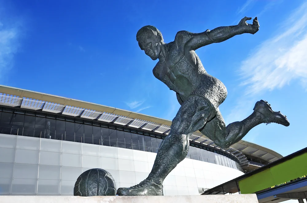 Staty av László Kubala utanför Camp Nou
