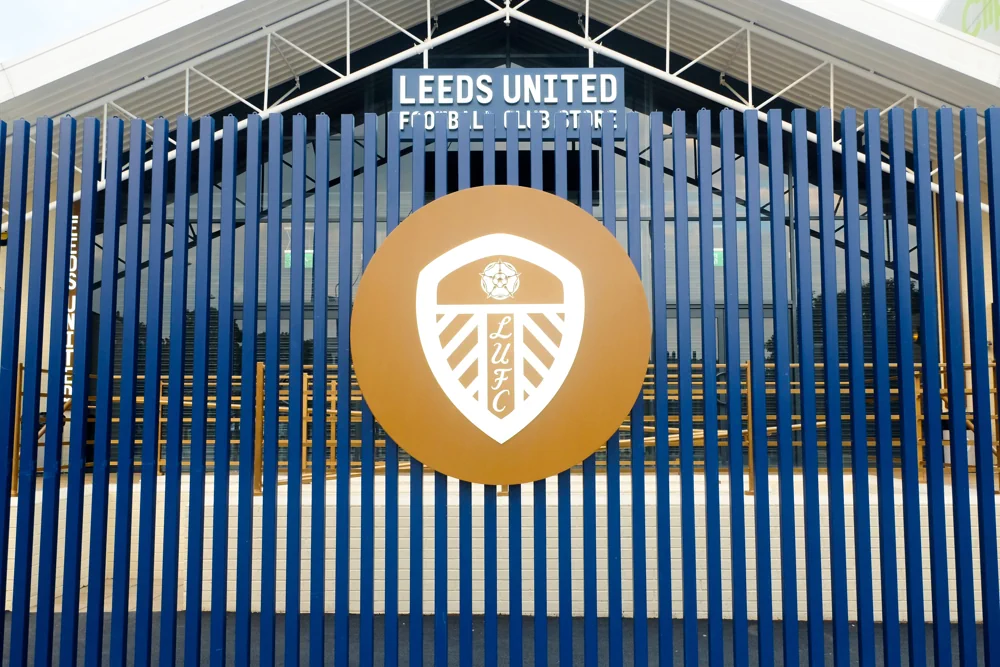 Leeds United logo framför arenan