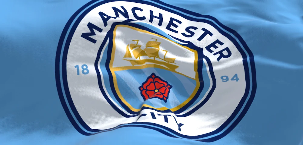 Manchester Citys klubbmärke på en flagga