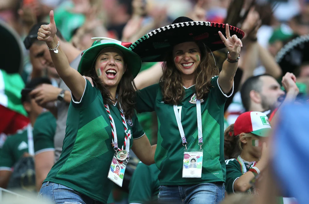 Mexikanska kvinnliga fotbollssupportrar på en match
