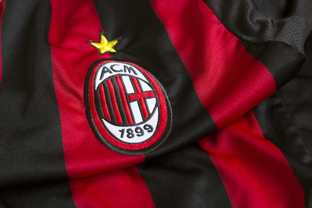 AC Milans emblem på en fotbollströja