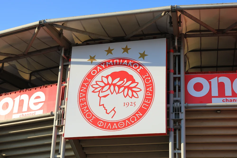 Olympiakos klubbmärke på Karaiskakis Stadiums vägg