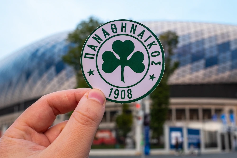 Panathinaikos logotyp framför en stadion