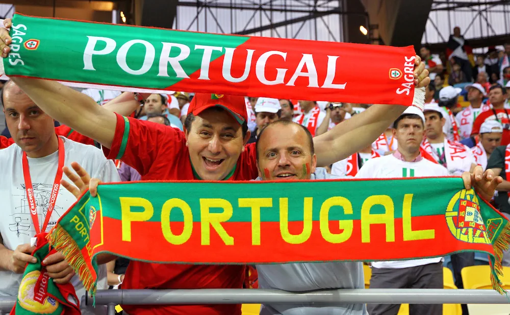 Portugisiska supportrar håller upp halsdukar