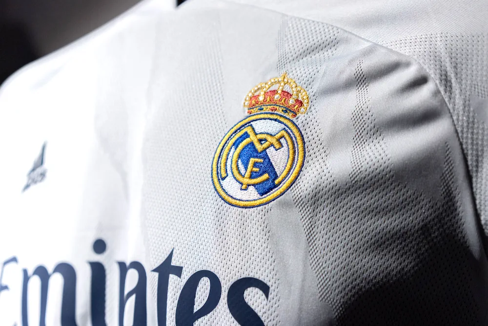 Real Madrids klubbmärke på en tröja