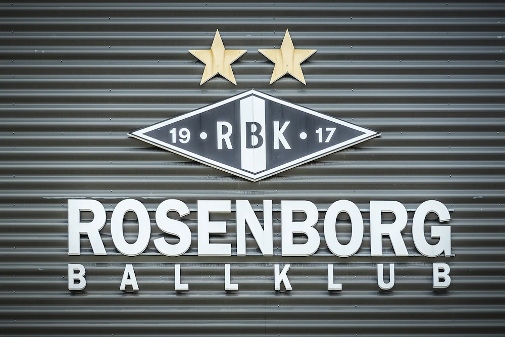Rosenborg BK-logga på väggen