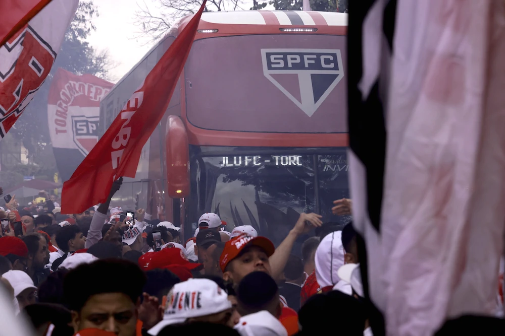 Sao Paulo-supportrar som välkomnar spelarbussen före en match