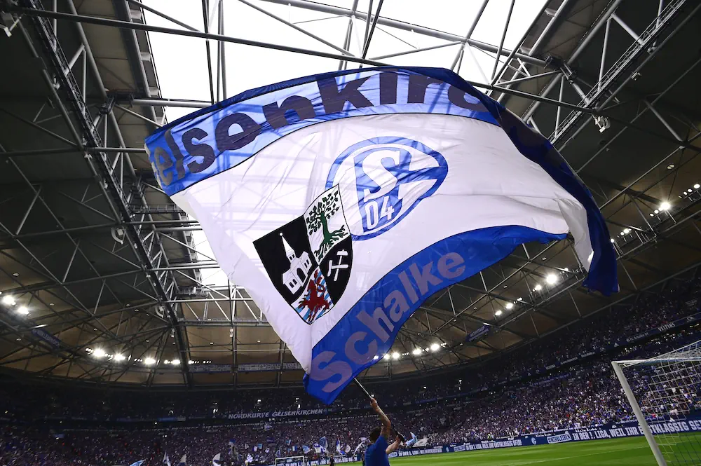 Enorm Schalke 04-flagga inne på arenan