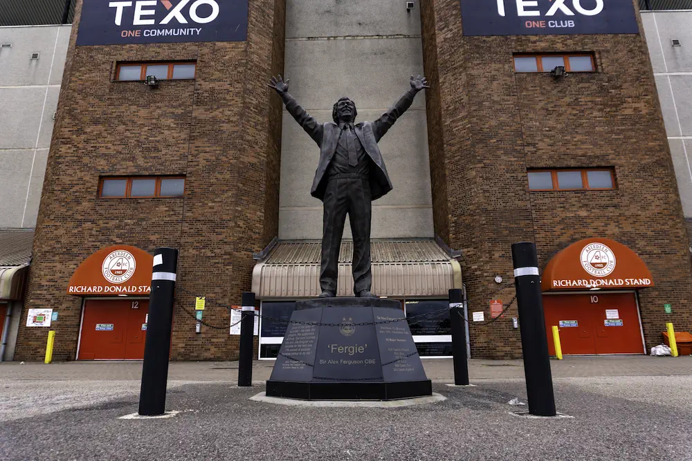 Sir Alex Ferguson-statyn utanför Aberdeens Pittodrie Stadium