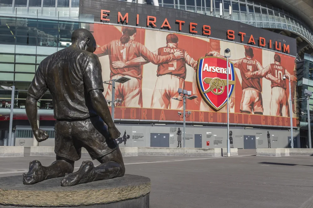 Thierry Henry staty utanför Emirates
