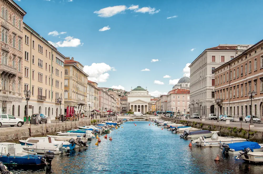Vy över Canal Grande i Trieste, Italien - där Nereo Rocco föddes och växte upp