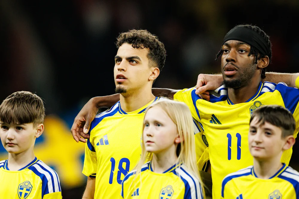 Yasin Ayari och Anthony Elanga uppställda inför match