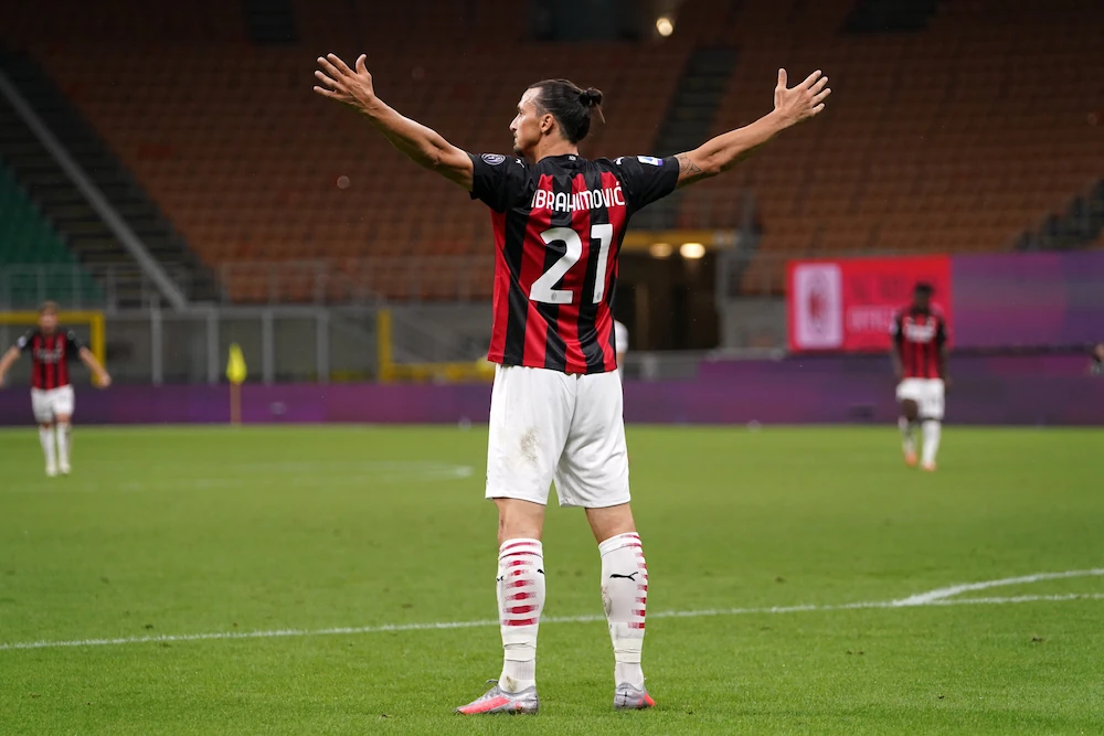 Zlatan med armarna ut efter ett mål