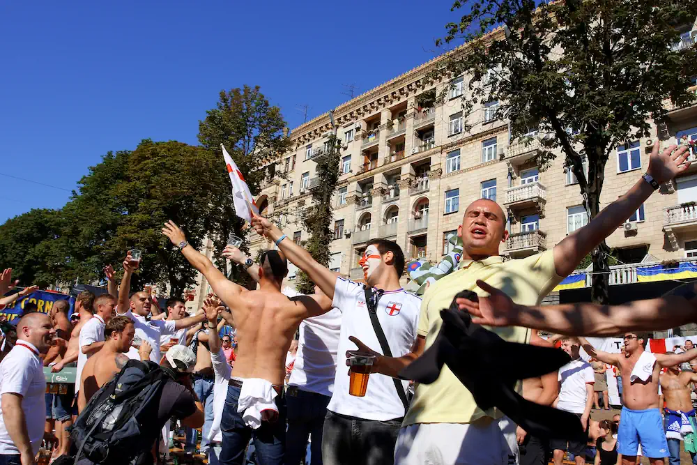 Engelska fotbollsfans sjunger på gatan