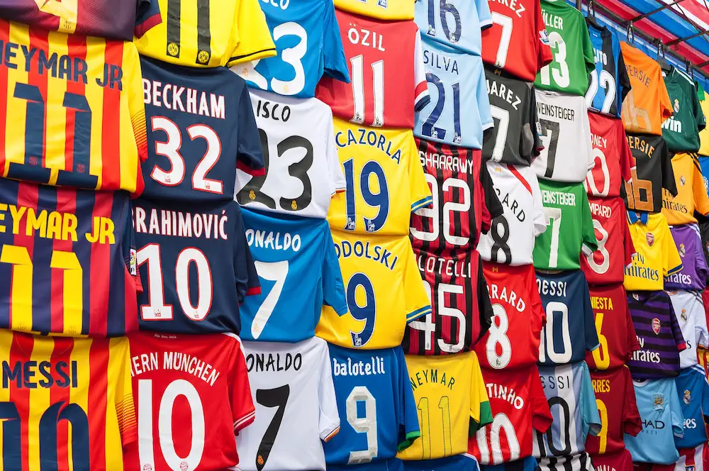 Fotbollströjor på en vägg