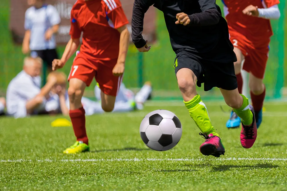 Unga fotbollsspelare under match