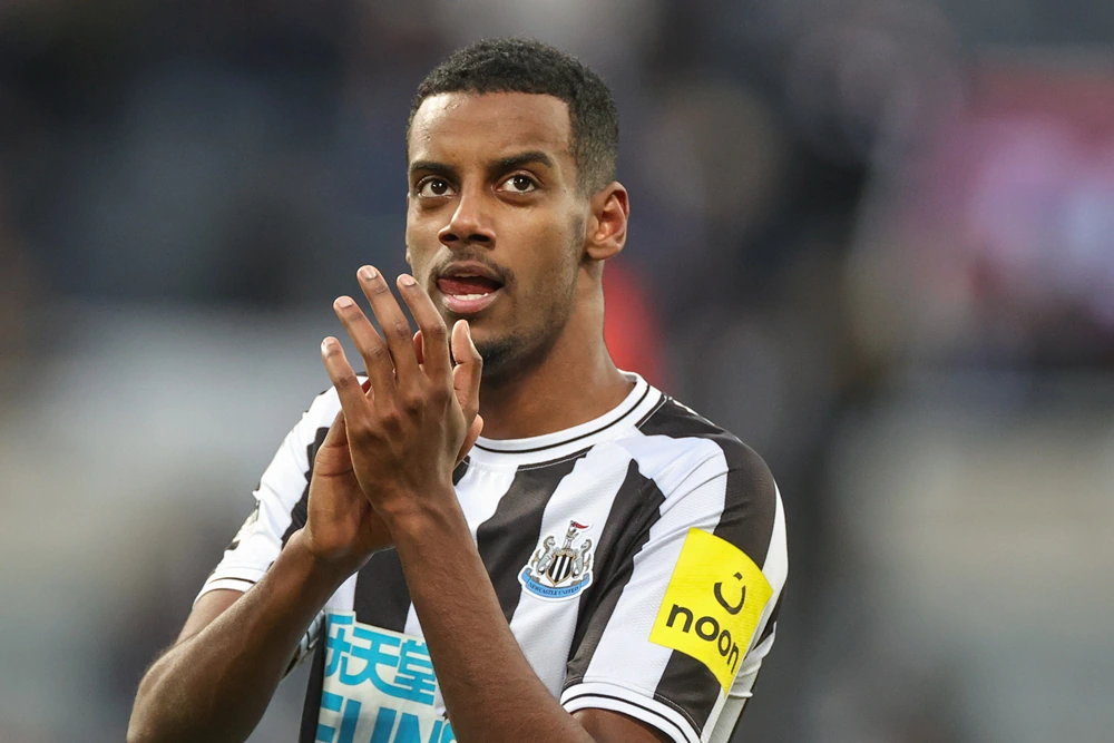 Alexander Isak applåderar sig själv efter ett mål i Newcastle