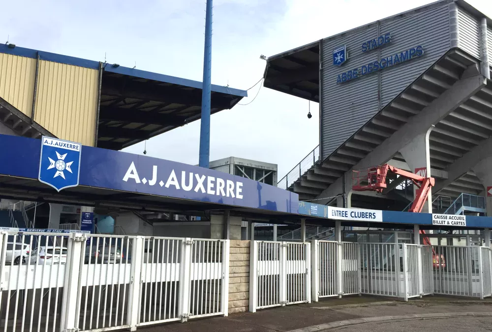 Framför AJ Auxerres hemmaarena Stade de l'Abbé-Deschamps