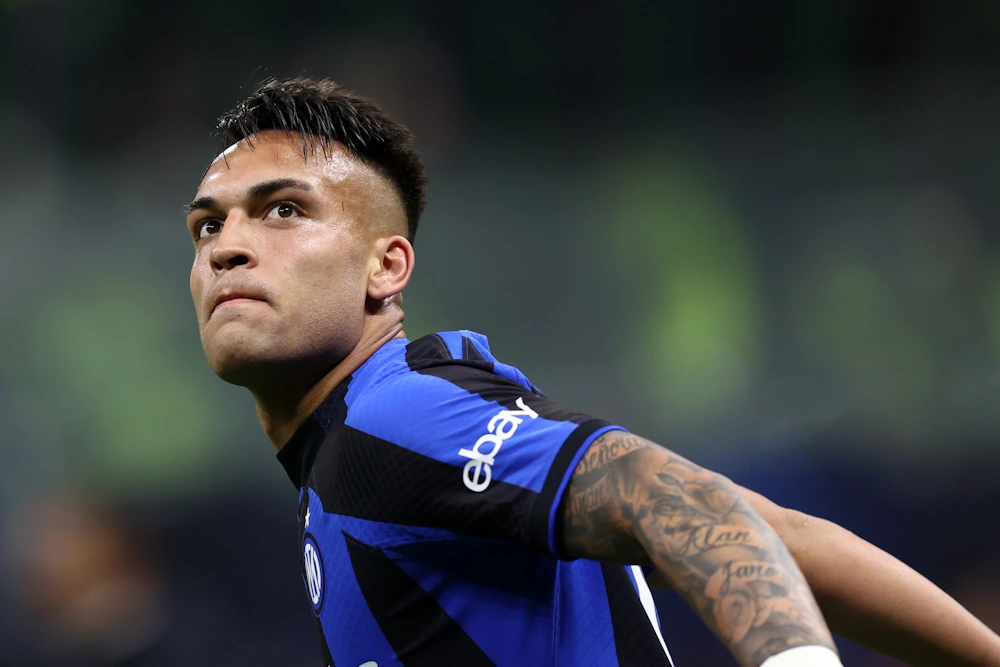 Lautaro Martinez tittar på en fågel