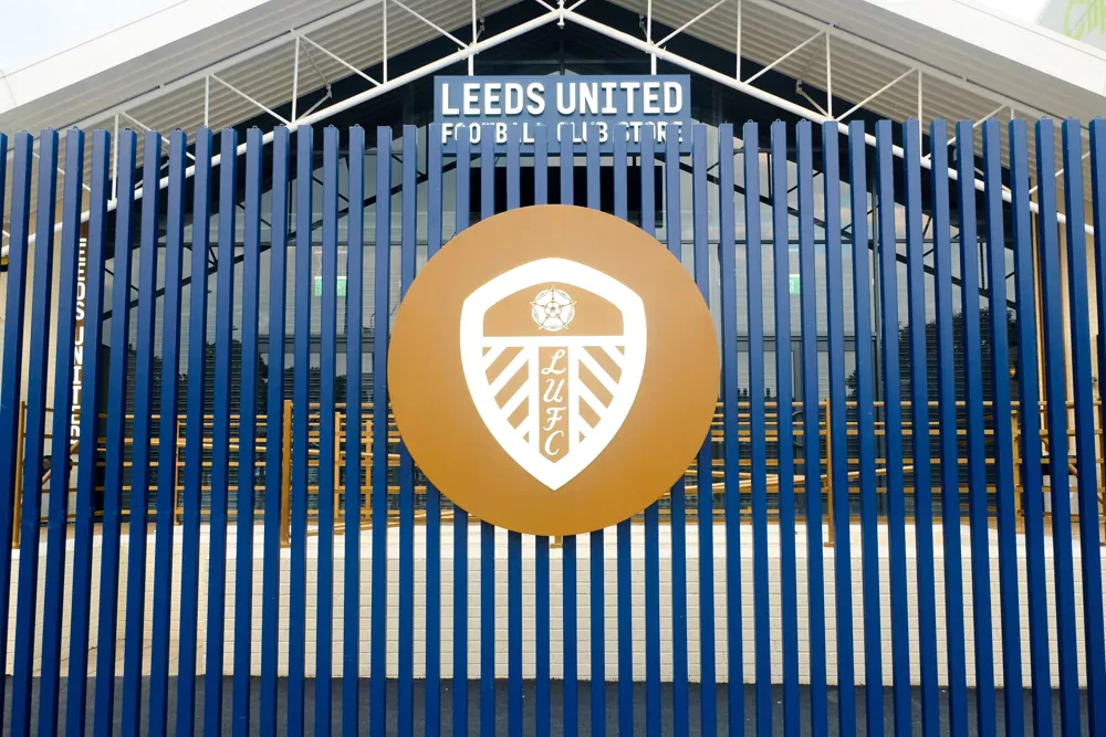 Leeds United logo framför arenan