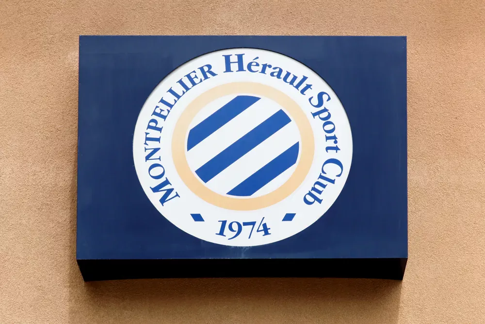 Montpellier logo mot en vägg