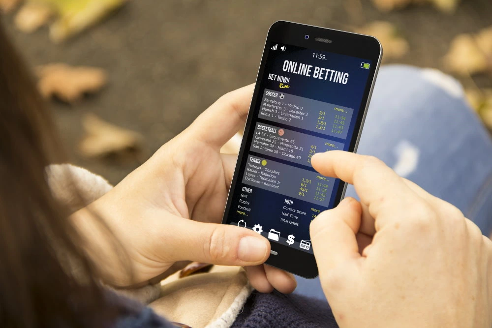 En spelare som lägger ett spel på sin mobiltelefon